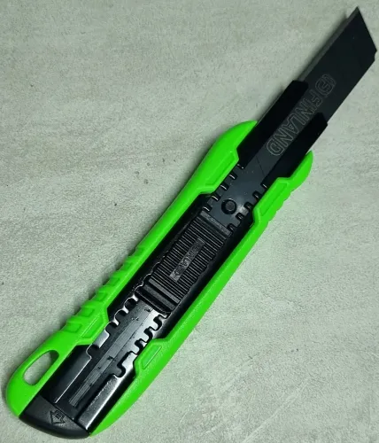 Нож строительный FINLAND / Финланд с автофиксатором и сегментным выдвижным лезвием, из стали, разноцветный, 150мм / инструменты