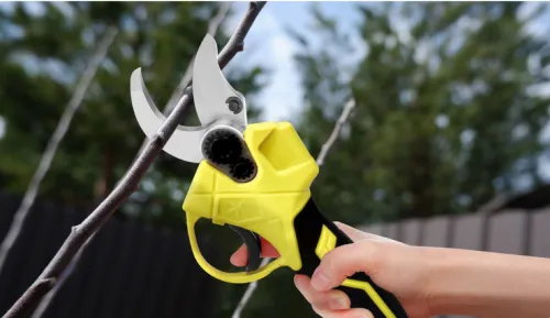 Секатор аккумуляторный HUTER / Хутер CP-20Li EA+ с бесщеточным двигателем, односторонним ножом и зарядным устройством, черно-желтый, толщина реза 30мм, 20В / инструменты